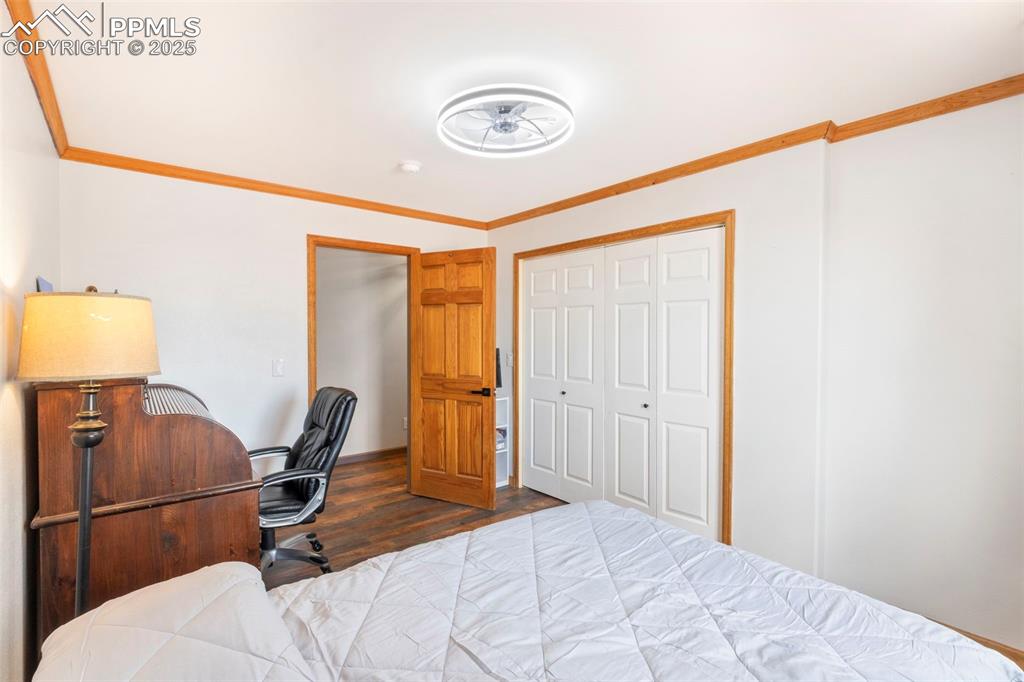 Image 23 of 50: Bedroom