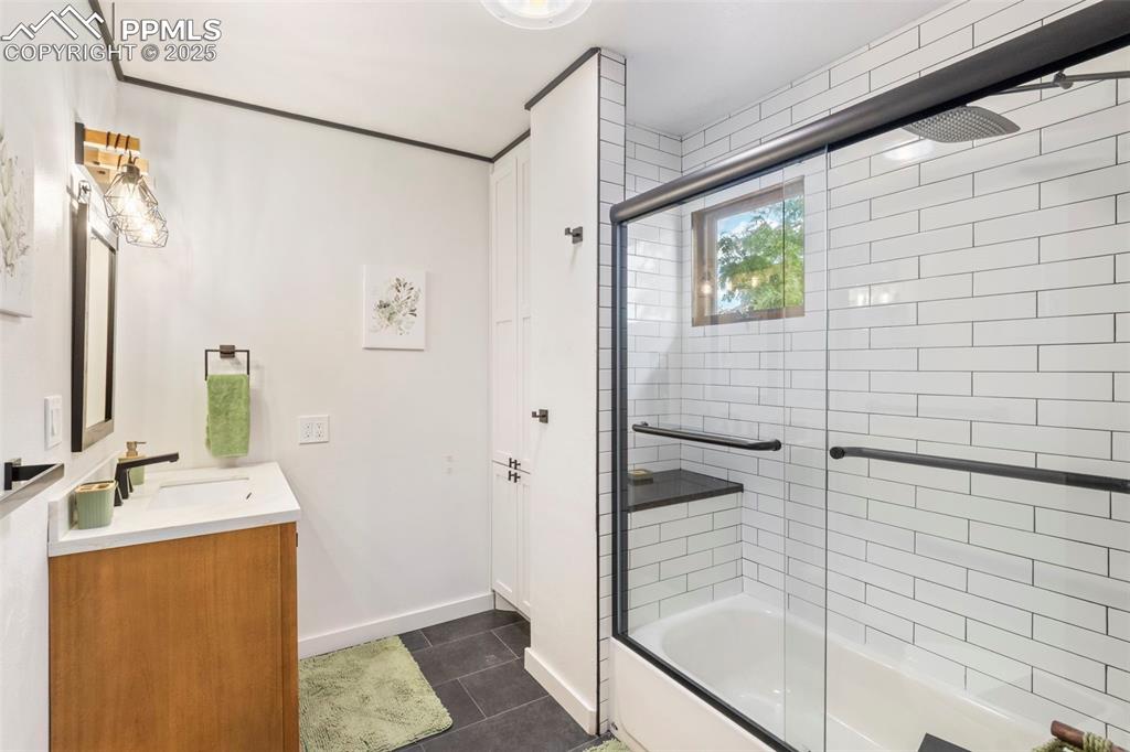 Image 24 of 50: Bathroom