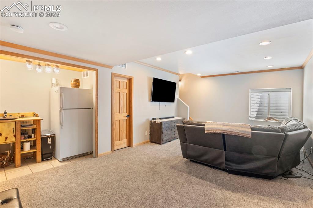 Image 34 of 50: Living Room