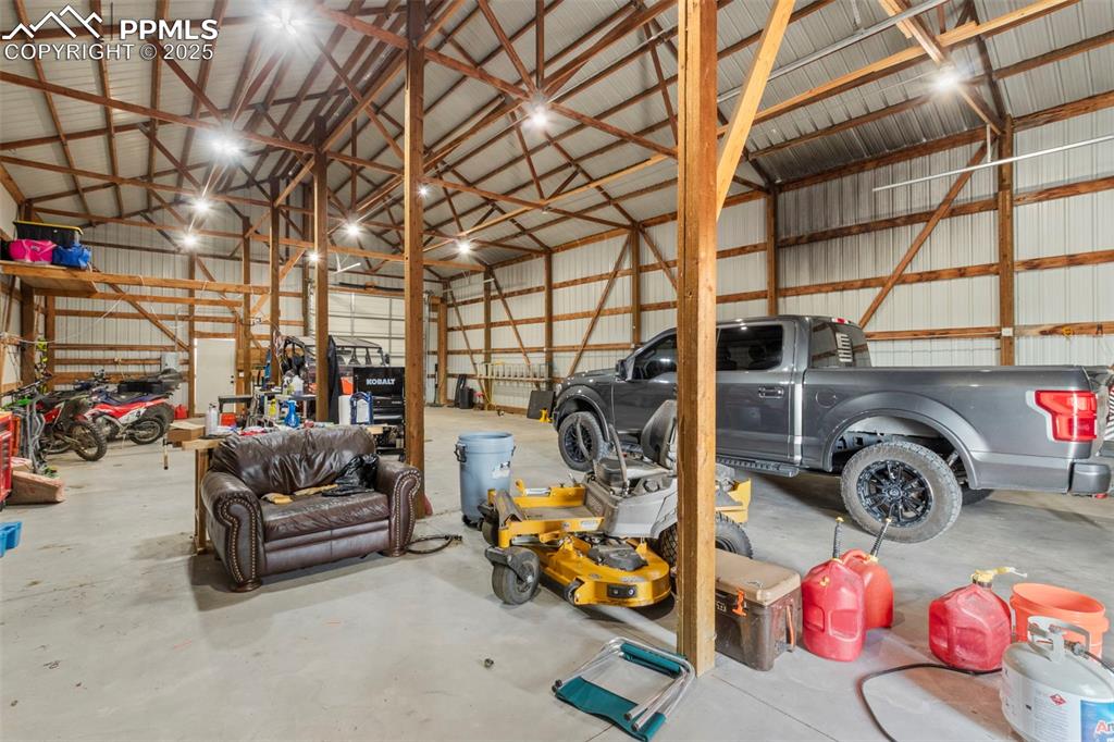 Image 37 of 50: Garage