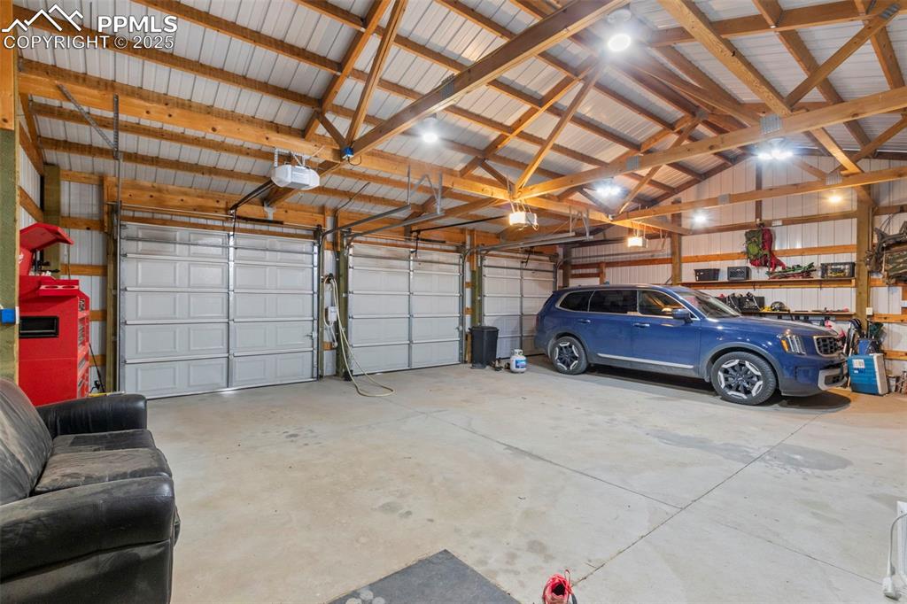 Image 40 of 50: Garage