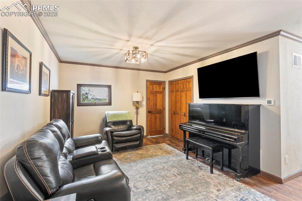 Image 6 of 50: Living Room