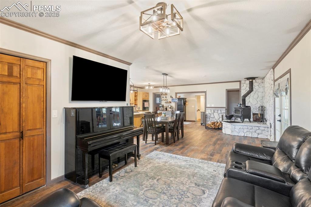 Image 7 of 50: Living Room