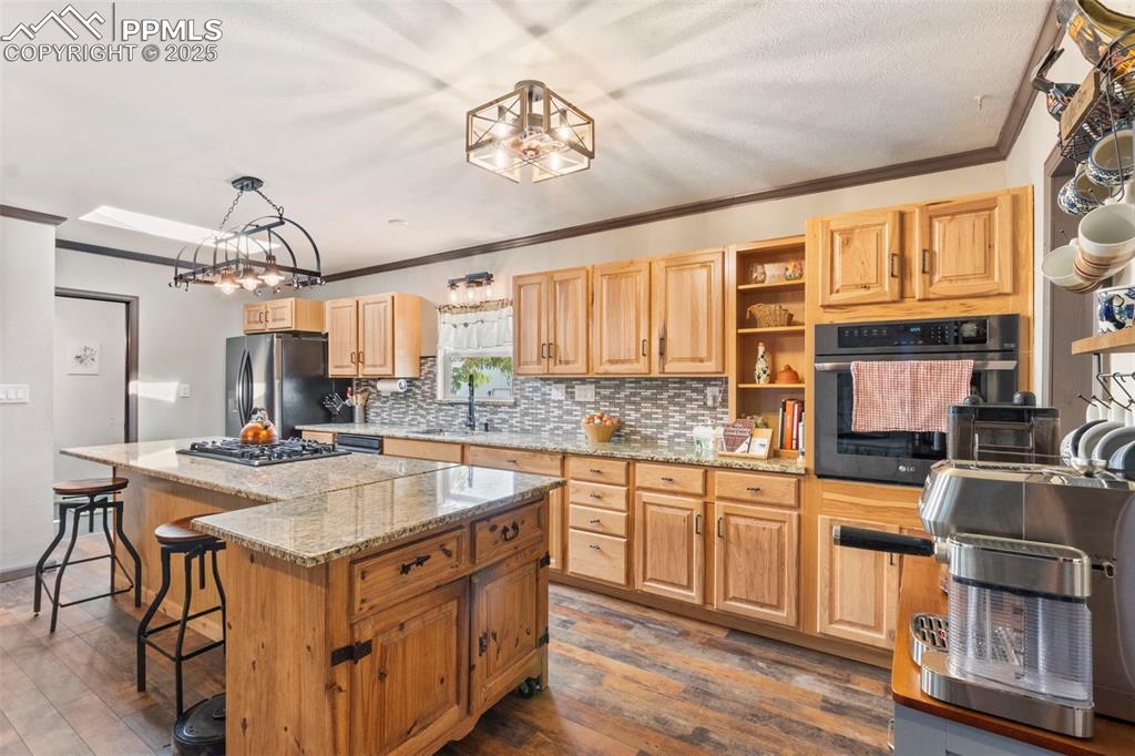 Image 9 of 50: Kitchen