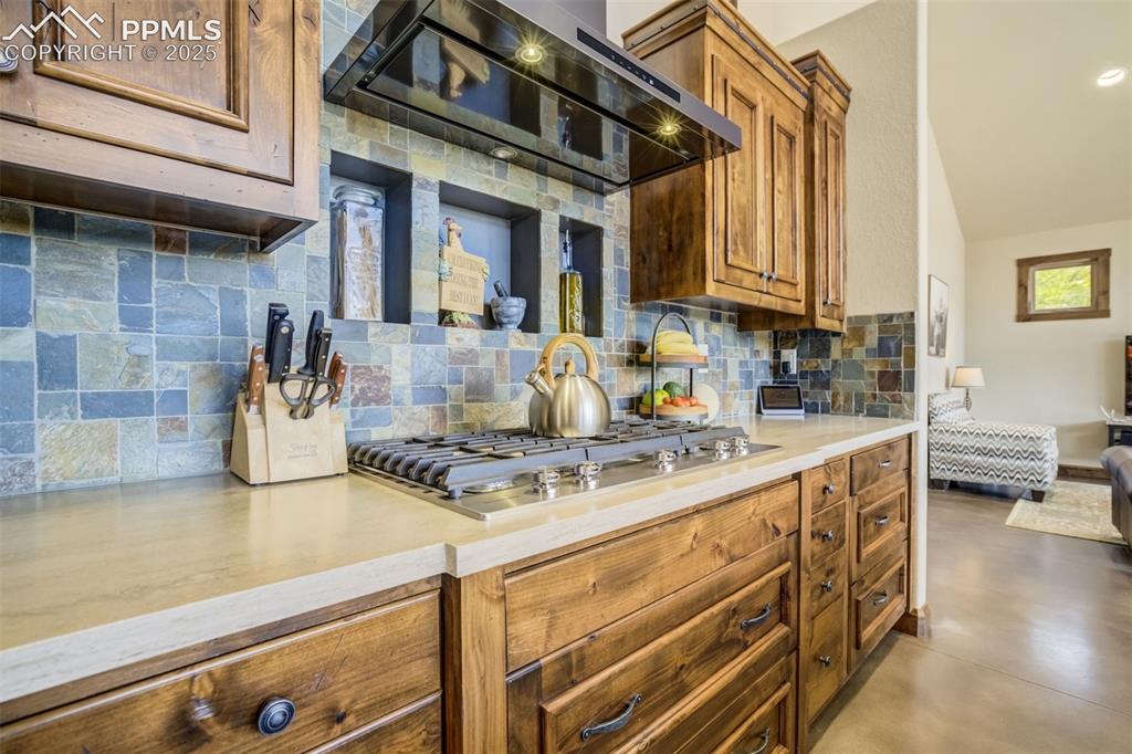 Image 19 of 50: Kitchen