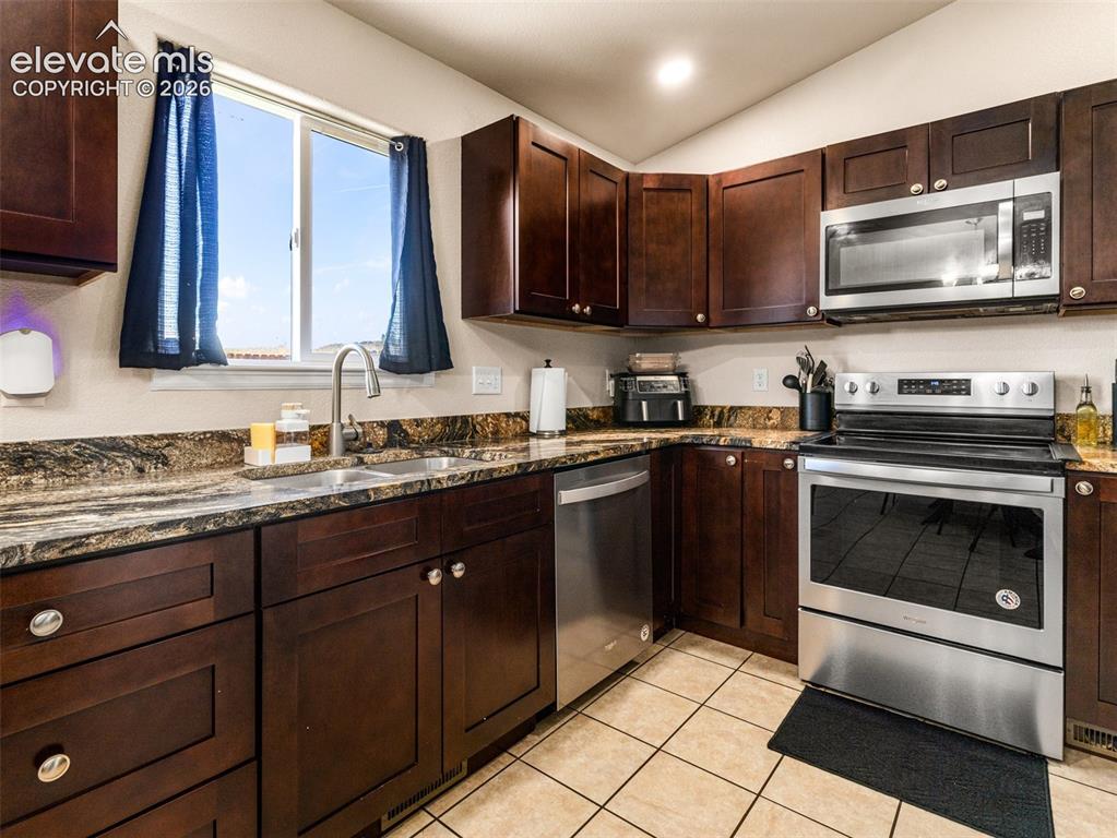Image 10 of 19: Kitchen