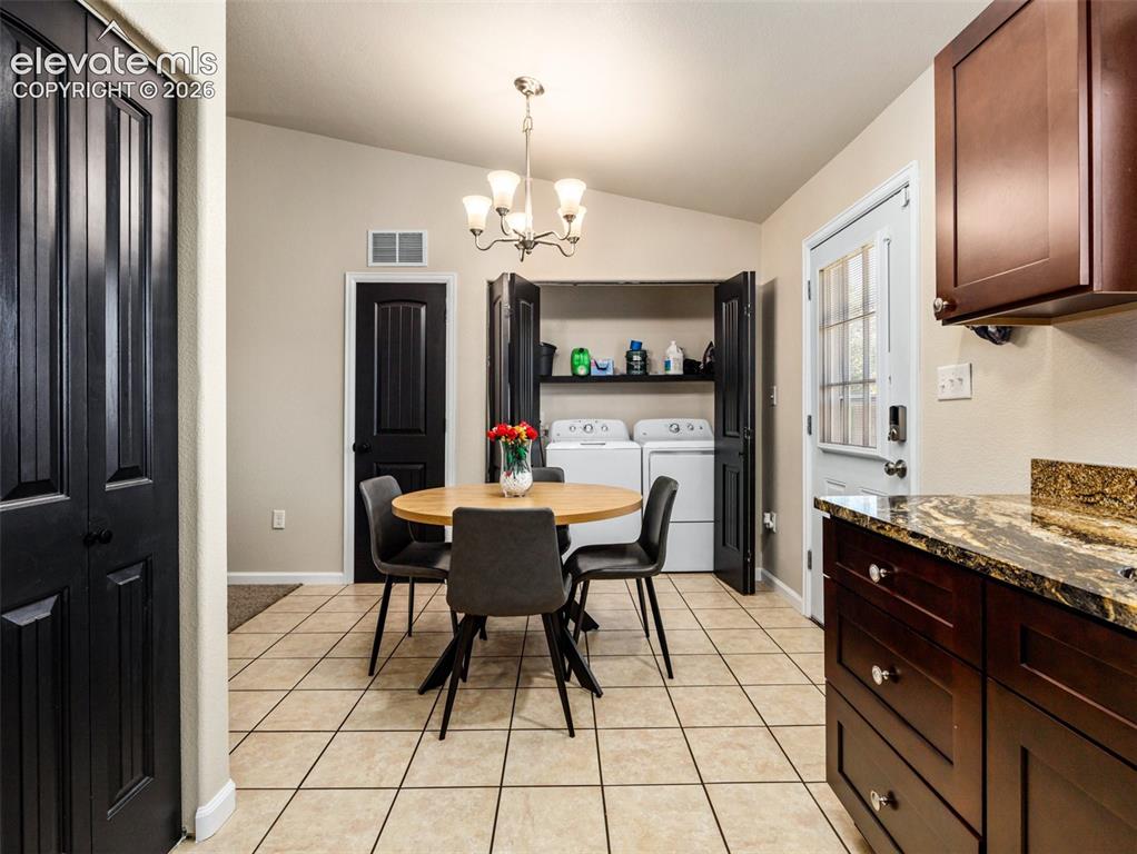 Image 11 of 19: Dining Area