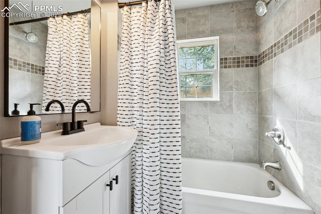 Image 14 of 33: Bathroom
