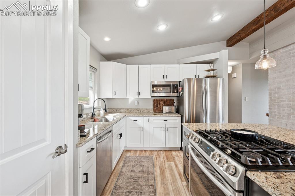 Image 7 of 33: Kitchen
