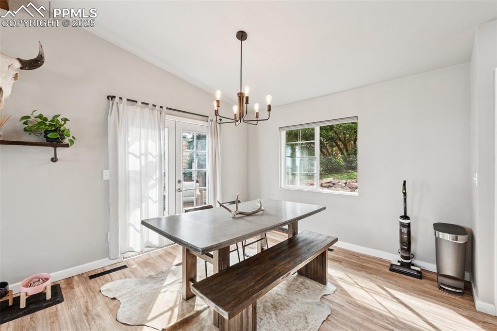 Image 8 of 33: Dining Area