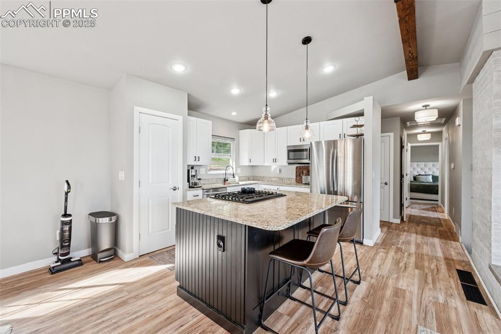Image 9 of 33: Kitchen