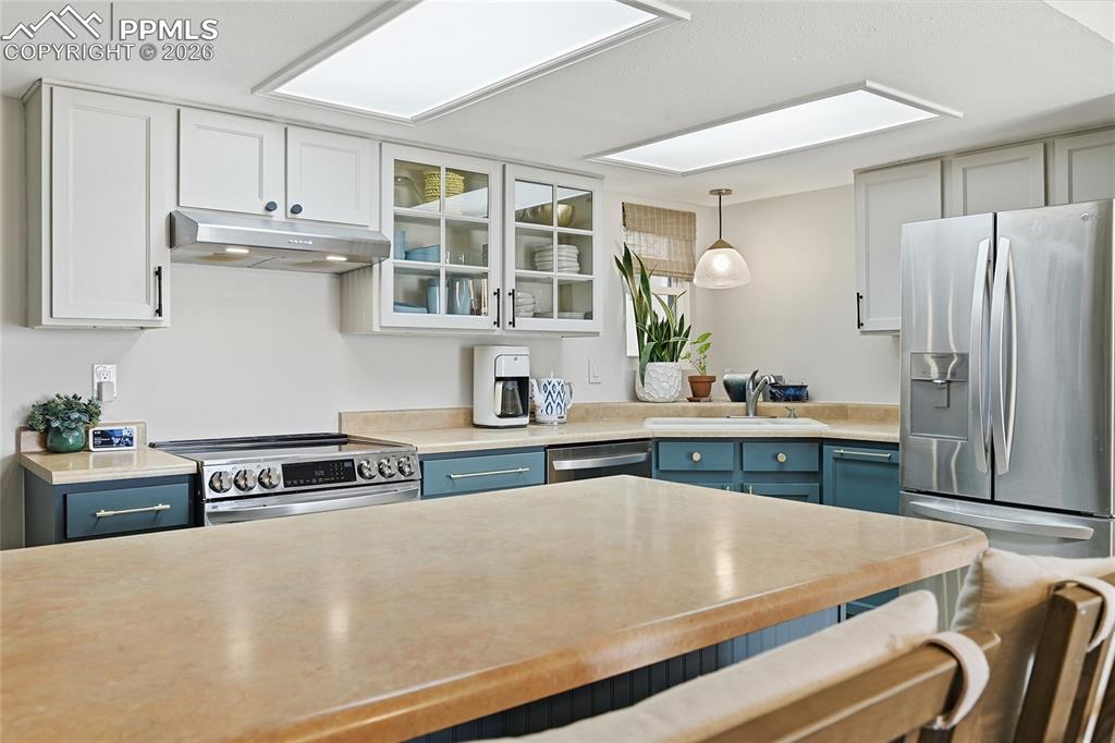 Image 10 of 30: Kitchen