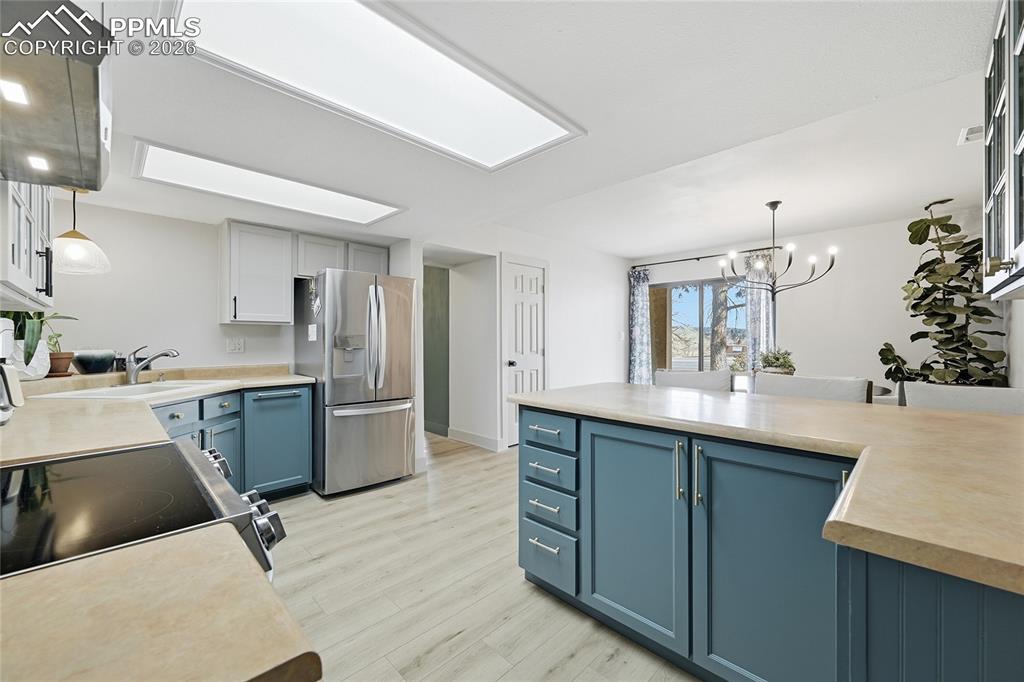 Image 11 of 30: Kitchen