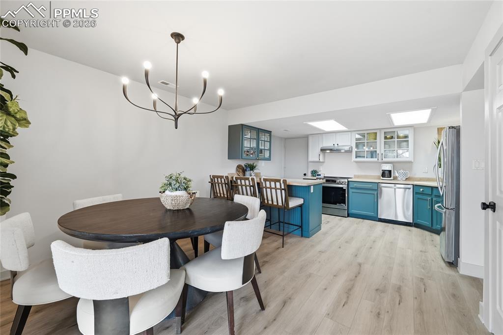 Image 12 of 30: Dining Area