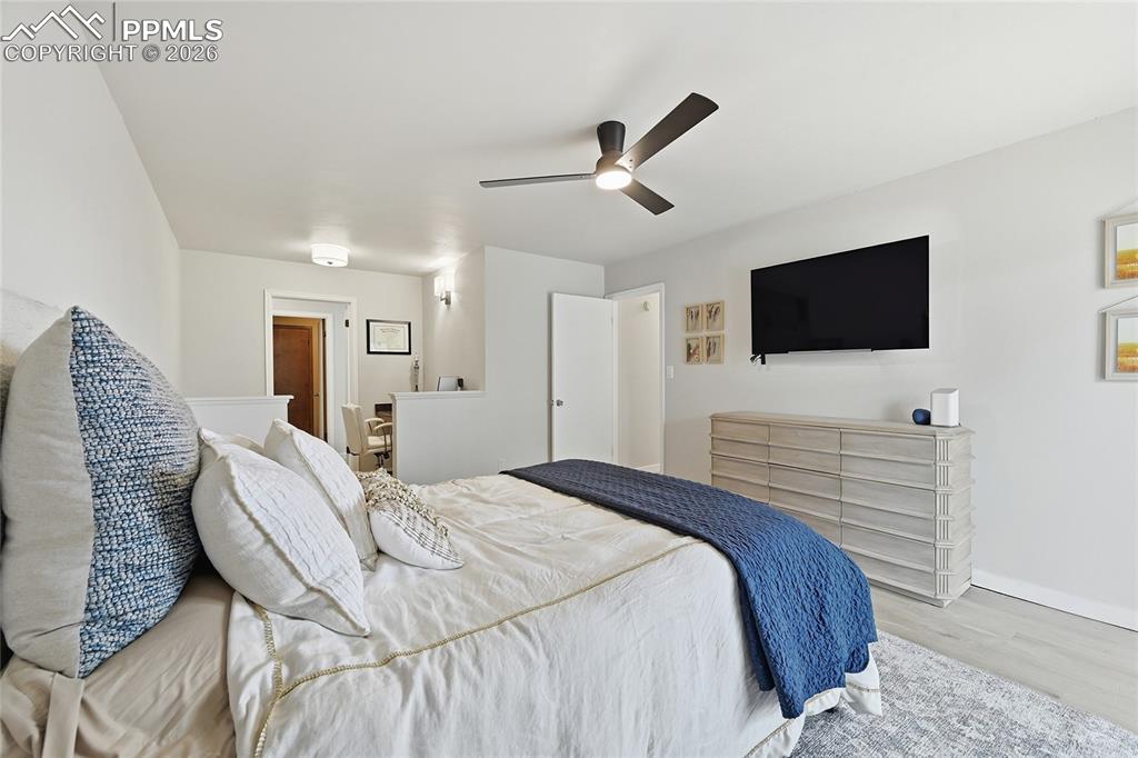 Image 17 of 30: Bedroom