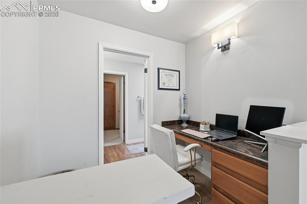 Image 18 of 30: Office