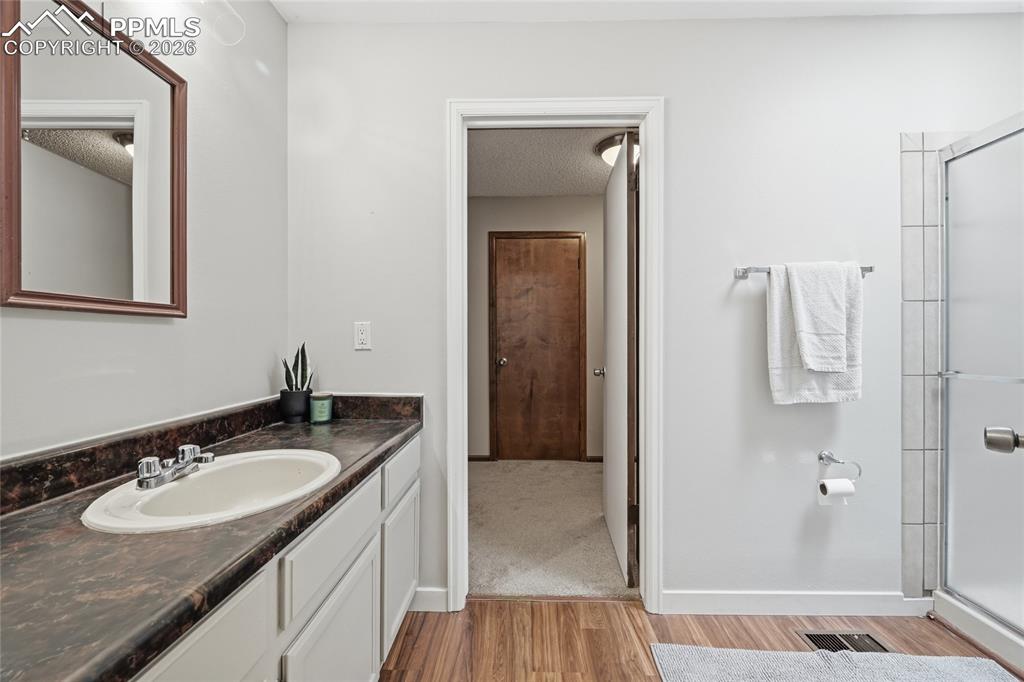 Image 19 of 30: Bathroom