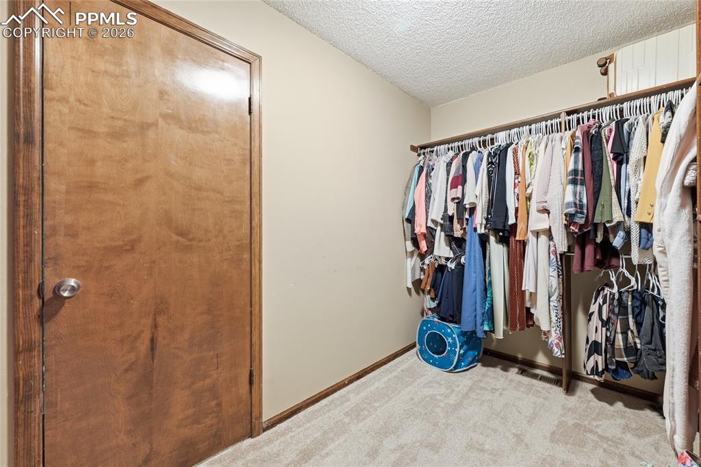 Image 20 of 30: Closet