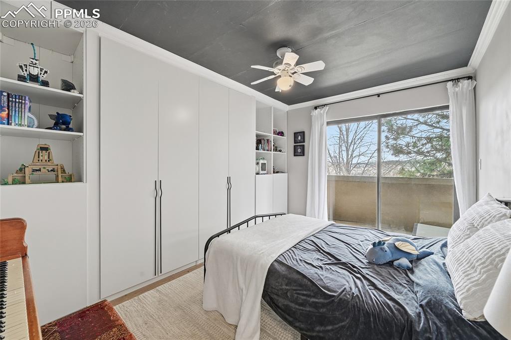 Image 23 of 30: Bedroom