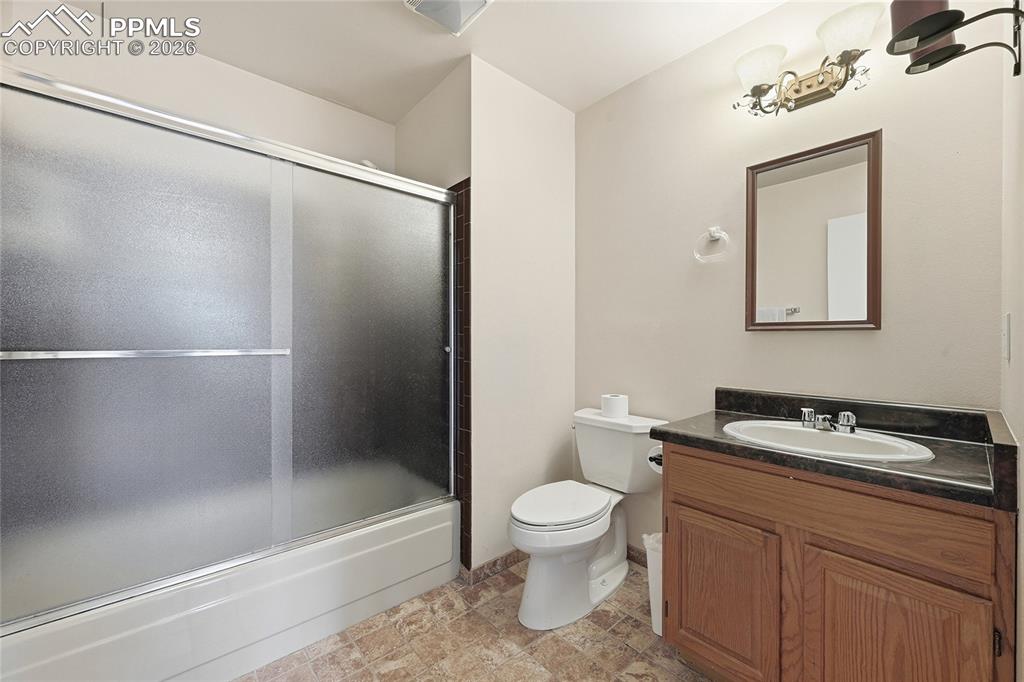 Image 25 of 30: Bathroom