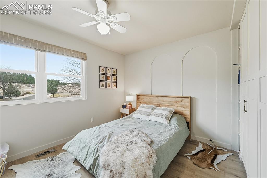 Image 26 of 30: Bedroom