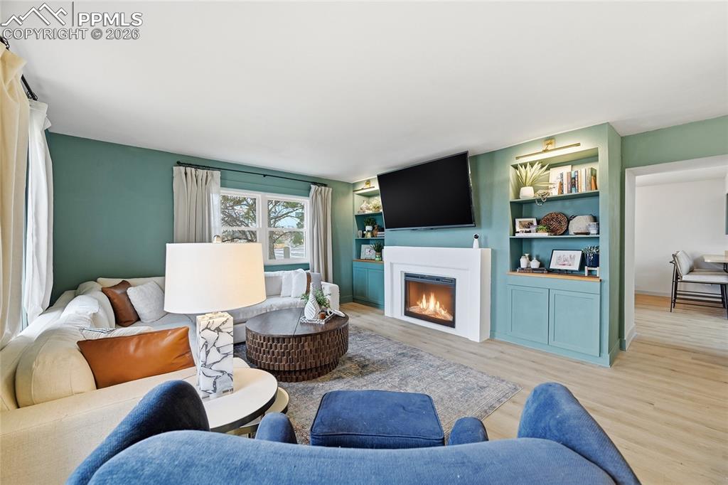 Image 5 of 30: Living Room