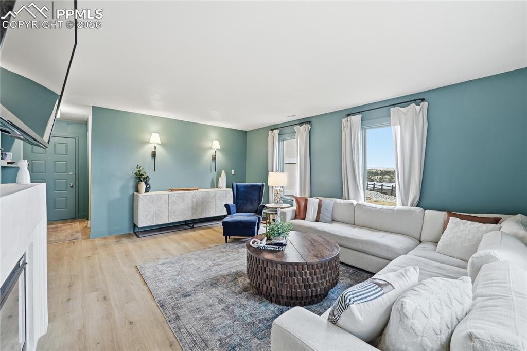 Image 6 of 30: Living Room