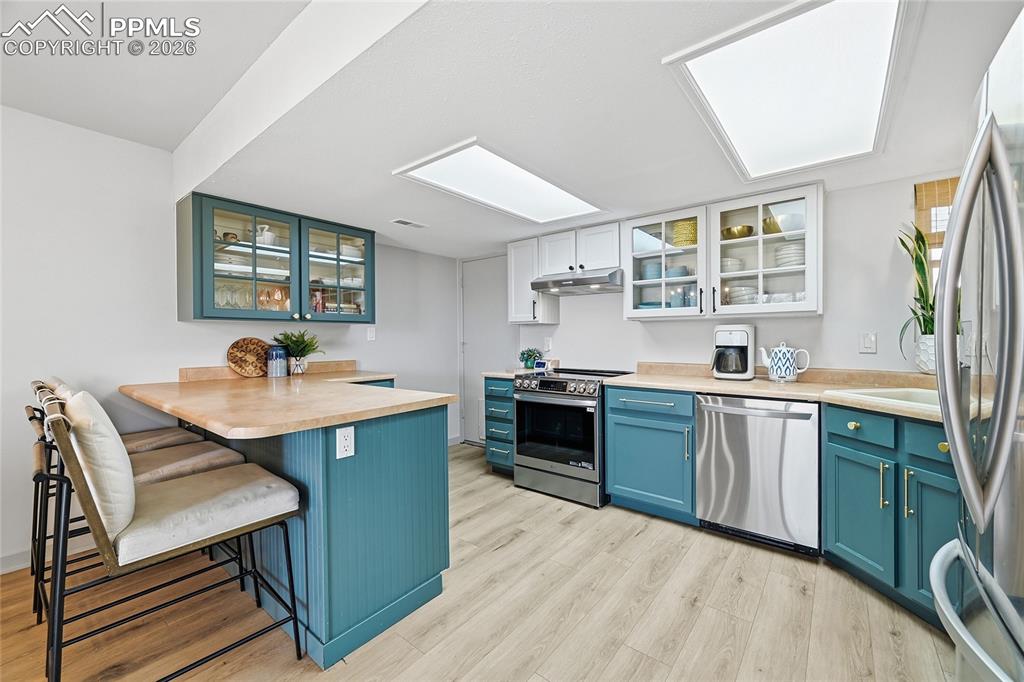 Image 8 of 30: Kitchen