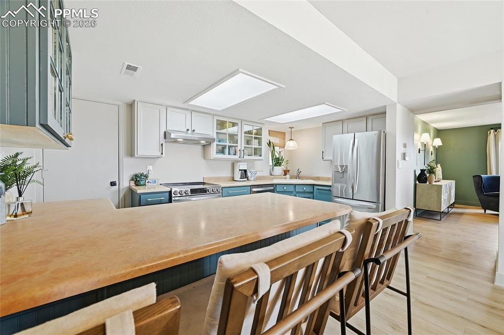 Image 9 of 30: Kitchen