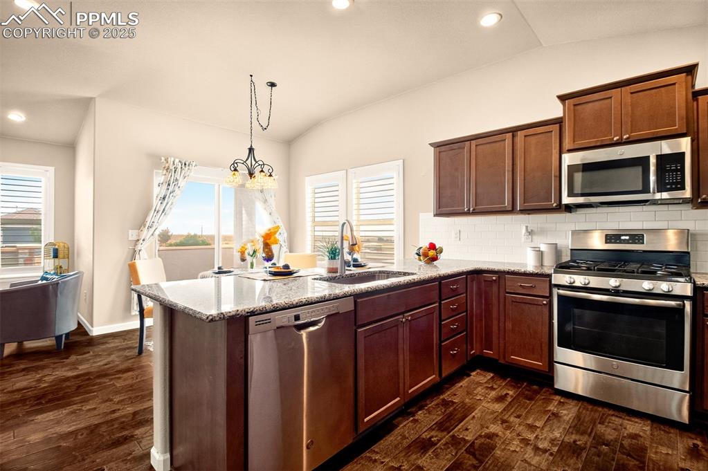 Image 13 of 37: Large granite penisula with breakfast bar