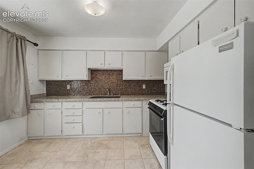 Image 18 of 50: Kitchen