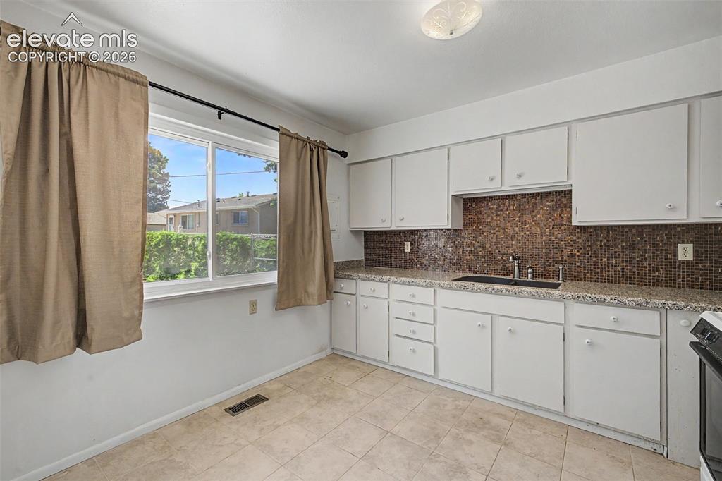 Image 19 of 50: Kitchen