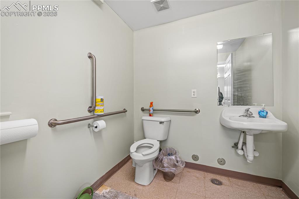 Image 33 of 47: Bathroom