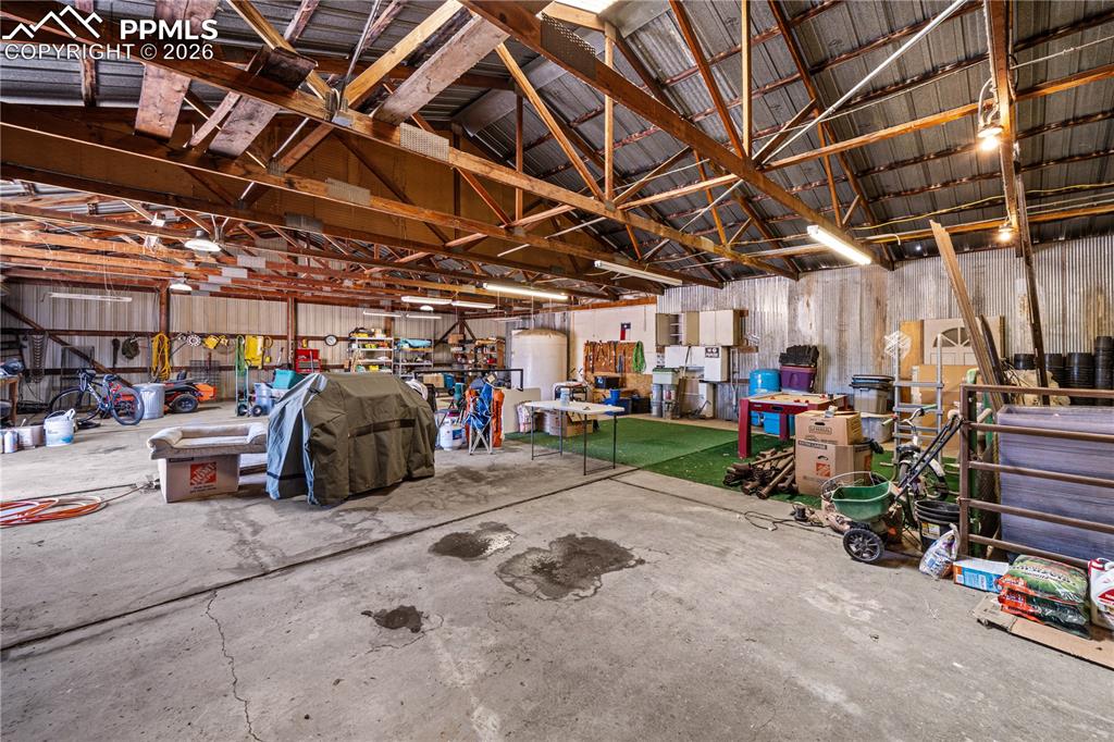 Image 44 of 47: Garage