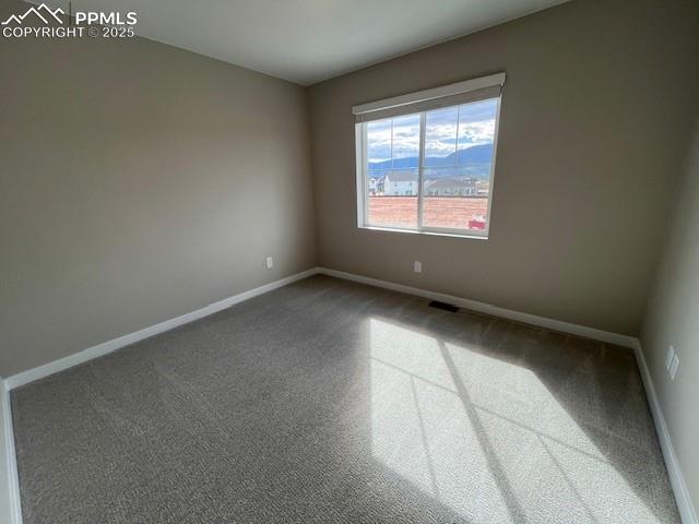 Image 10 of 11: Bedroom