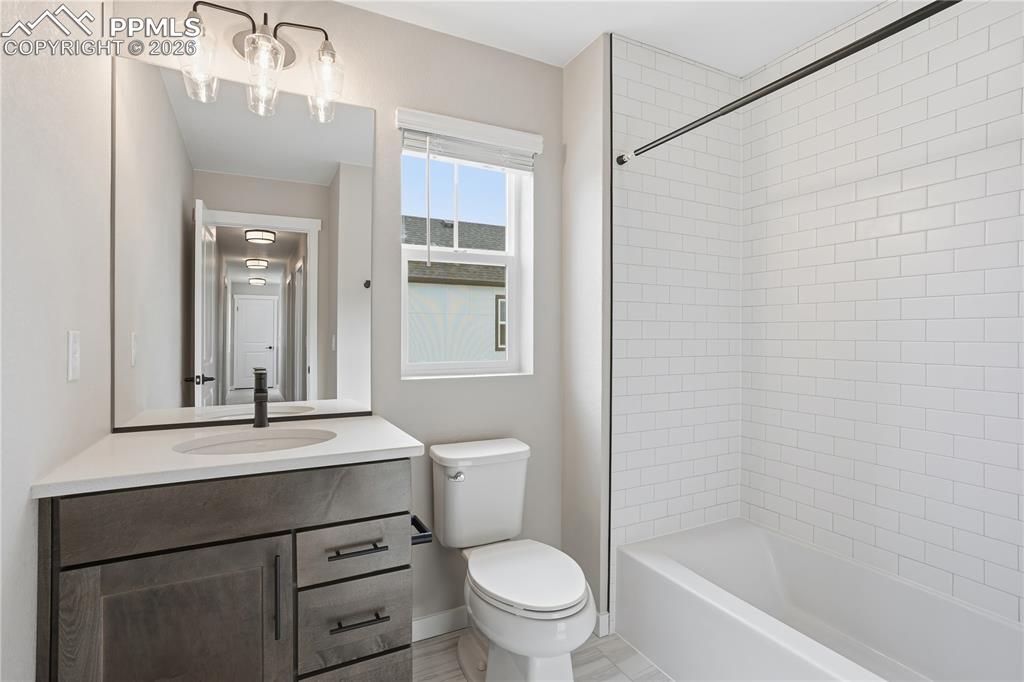 Image 17 of 33: Bathroom