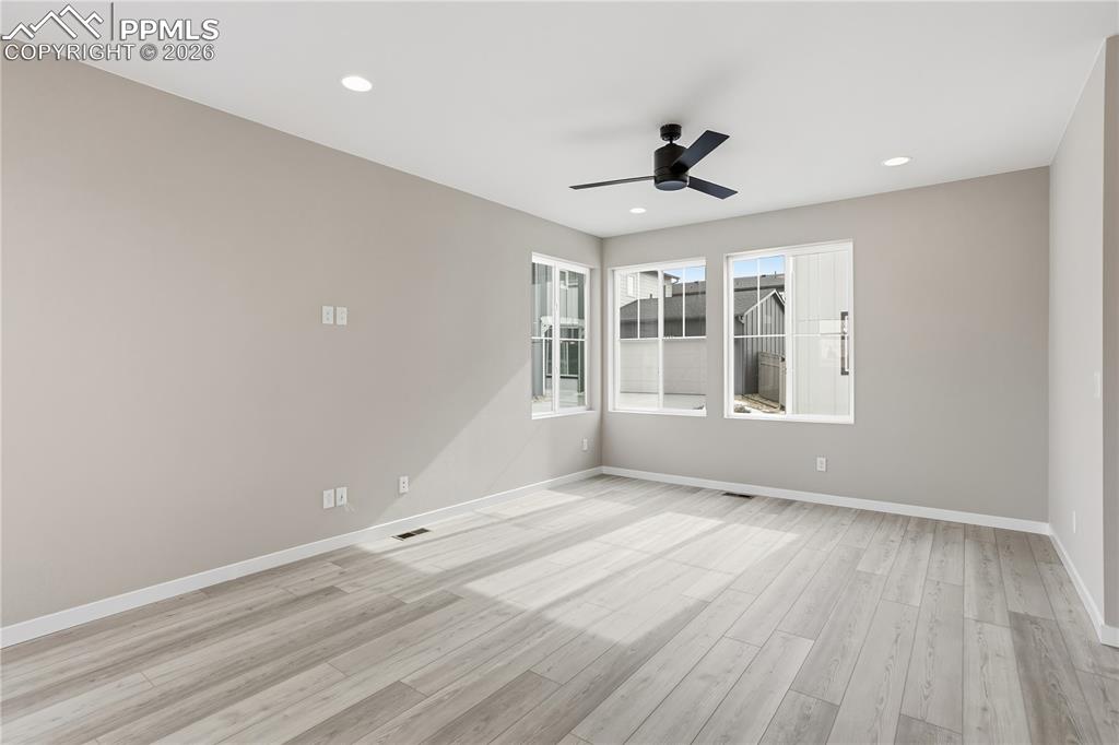 Image 26 of 33: Living Room