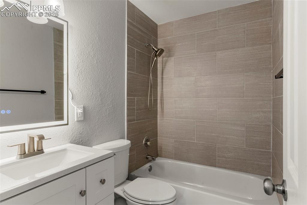 Image 11 of 31: Bathroom