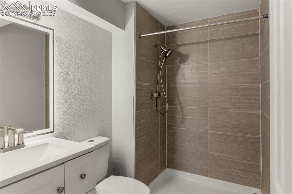 Image 16 of 31: Bathroom