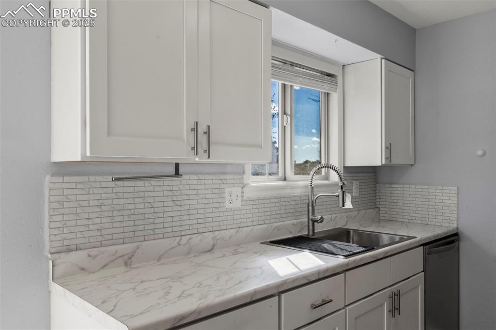 Image 9 of 31: Kitchen