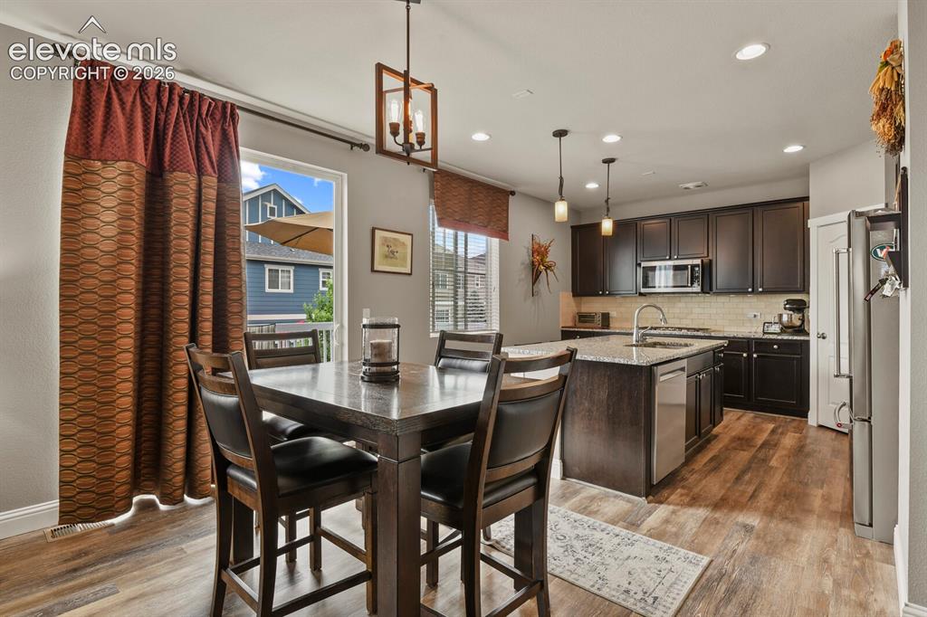 Image 13 of 45: Dining Area