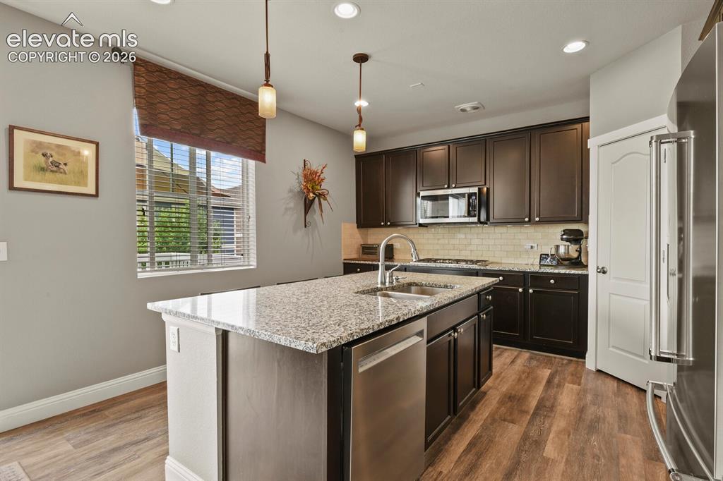 Image 17 of 45: Kitchen