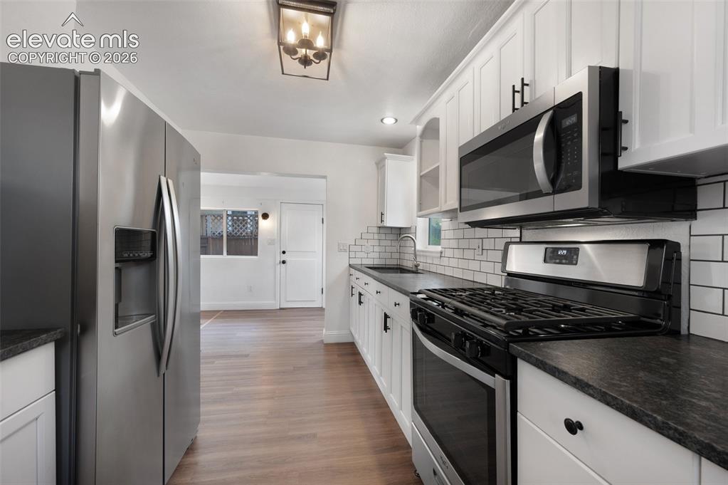 Image 10 of 32: Kitchen
