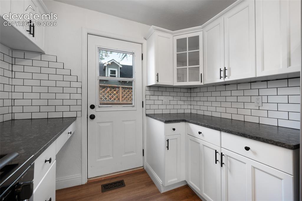 Image 11 of 32: Kitchen
