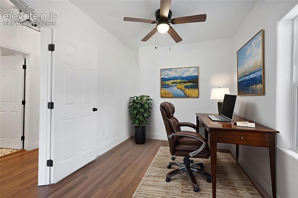 Image 16 of 32: Office