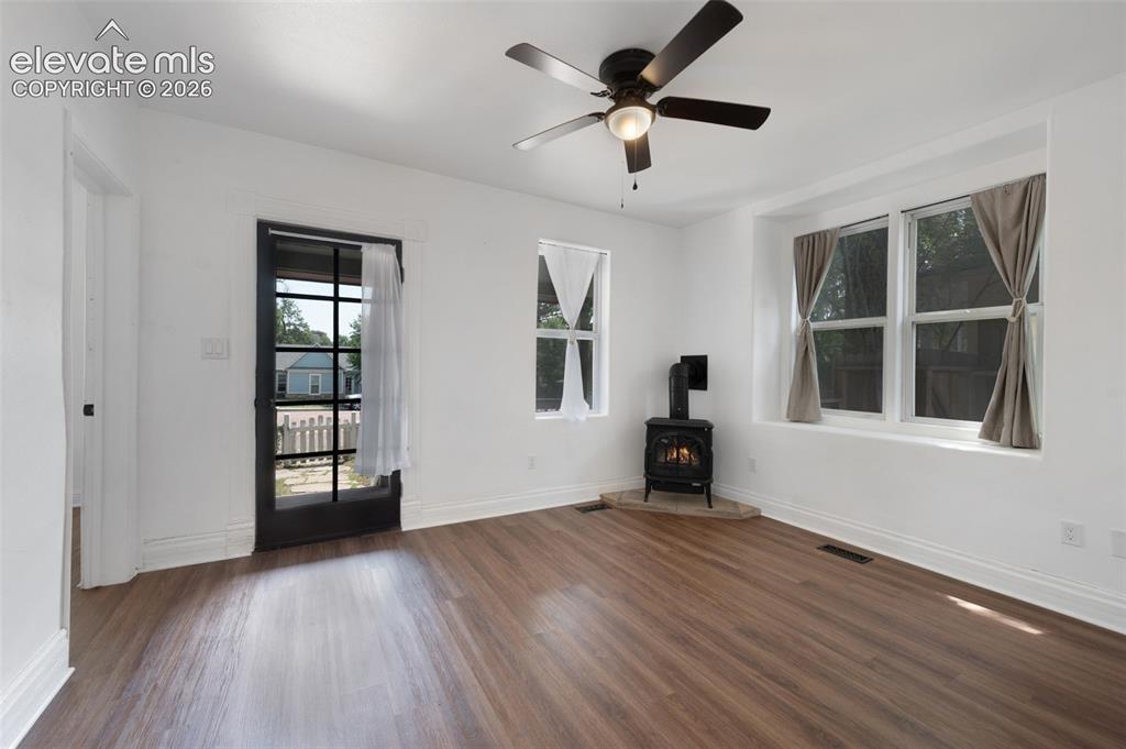 Image 6 of 32: Living Room