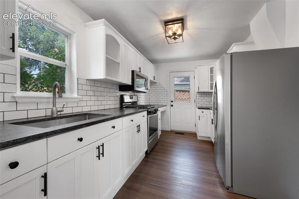 Image 9 of 32: Kitchen