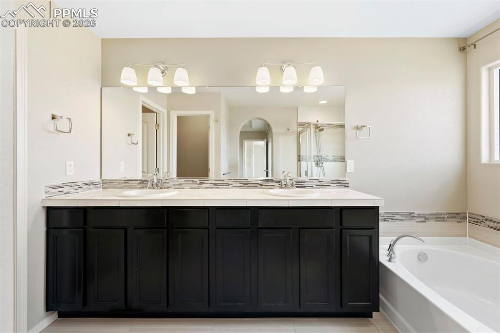 Image 29 of 50: Bathroom