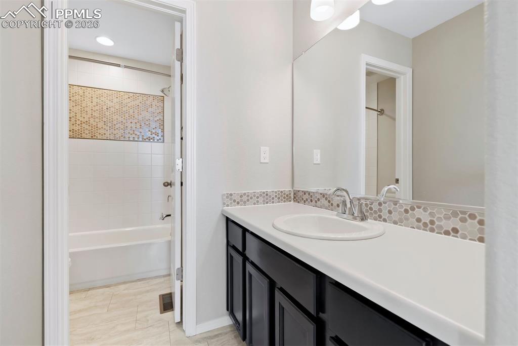 Image 32 of 50: Bathroom