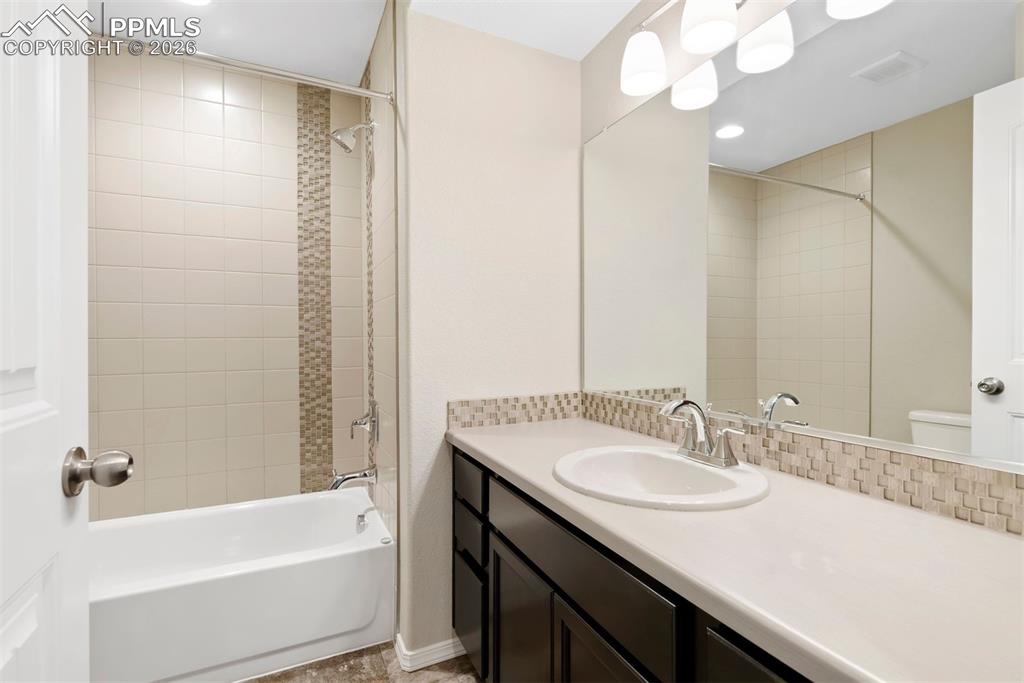 Image 35 of 50: Bathroom